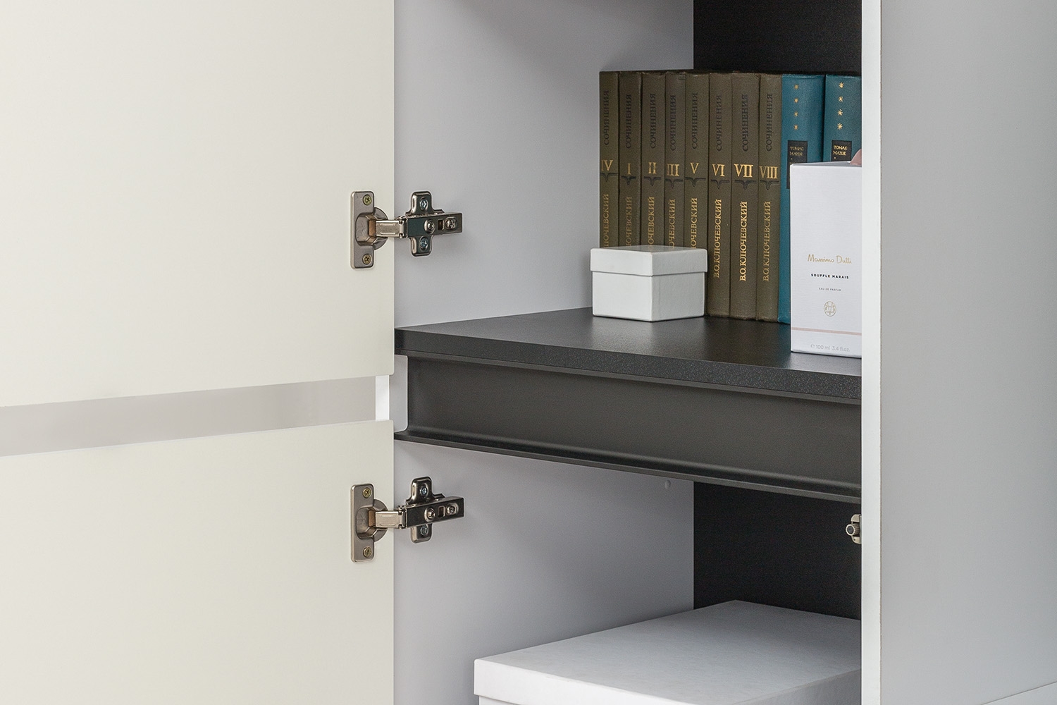 Гостиная Сидней Комплектация № 053, цвет корпус: белый/чёрный/фасады: МДФ белый глянец, ШхГхВ 214,9х41,3х205,2 см., ниша для ТВ 129х41х98 см., универс. сборка